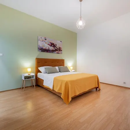 Two Oranges Apartment