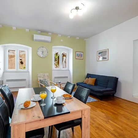 Two Oranges Apartment