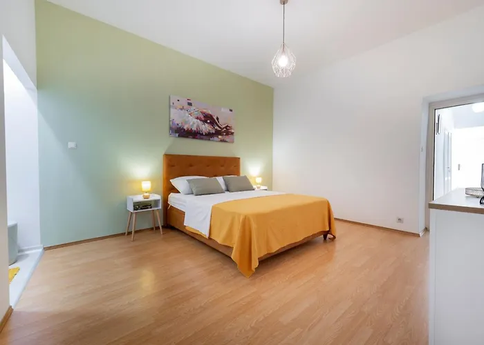 Two Oranges Apartment