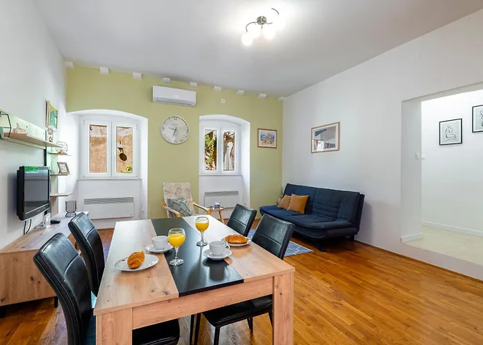 Two Oranges Apartment